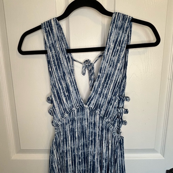 NWT Shop Neighbor Navy Cut Out V Dress - Picture 3 of 11